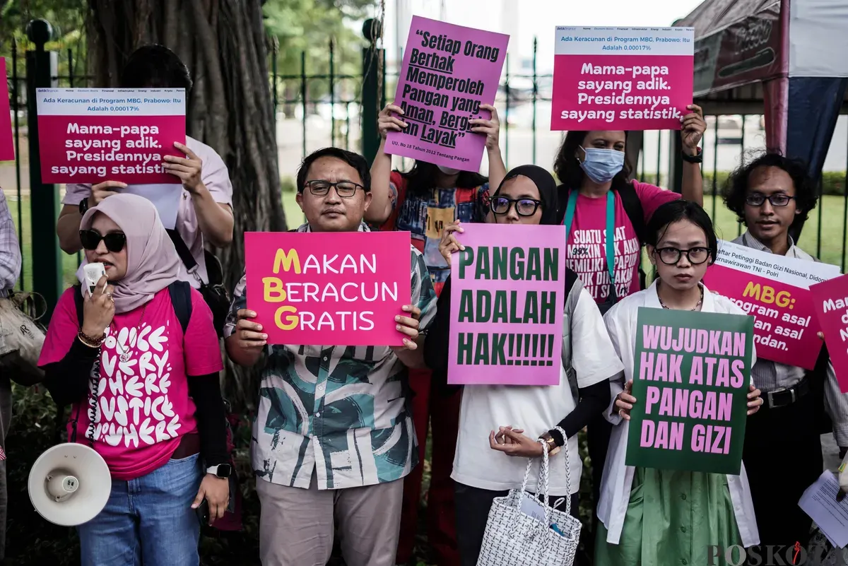 Ibu-ibu membentangkan poster berisi tuntutan evaluasi program Makan Bergizi Gratis di Jalan Medan Merdeka Selatan, Jakarta, Rabu, 1 Oktober 2025. (Sumber: Poskota/Bilal Nugraha Ginanjar)