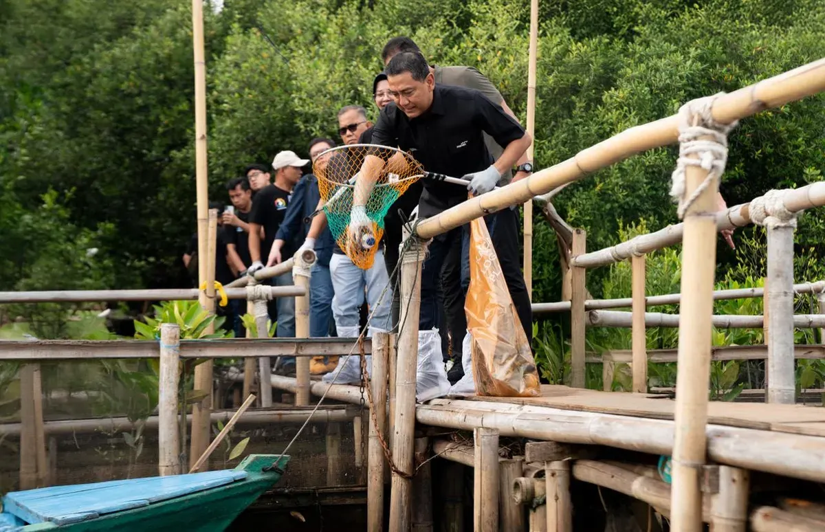 Bank Mandiri bersama karyawan dan relawan turun langsung membersihkan sampah di kawasan mangrove dalam kegiatan Aksi Bersih Mandiri yang digelar serentak di 27 titik strategis seluruh Indonesia. (Sumber: Istimewa)