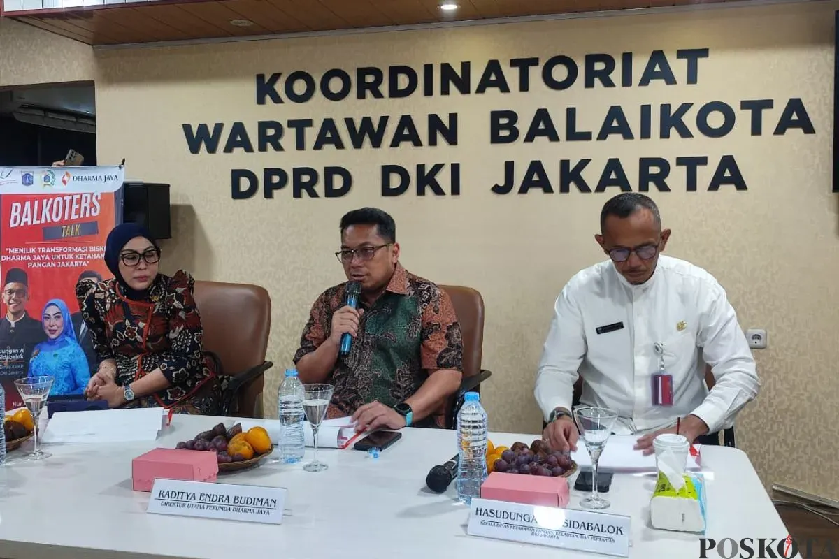 Direktur Utama Dharma Jaya, Raditya Endra Budiman bersama Anggota Komisi B DPRD Jakarta Nur Afni Sajim di Balai Kota Jakarta, Jumat, 3 Oktober 2025. (Sumber: Poskota/M. Tegar Jihad Al Faruq)