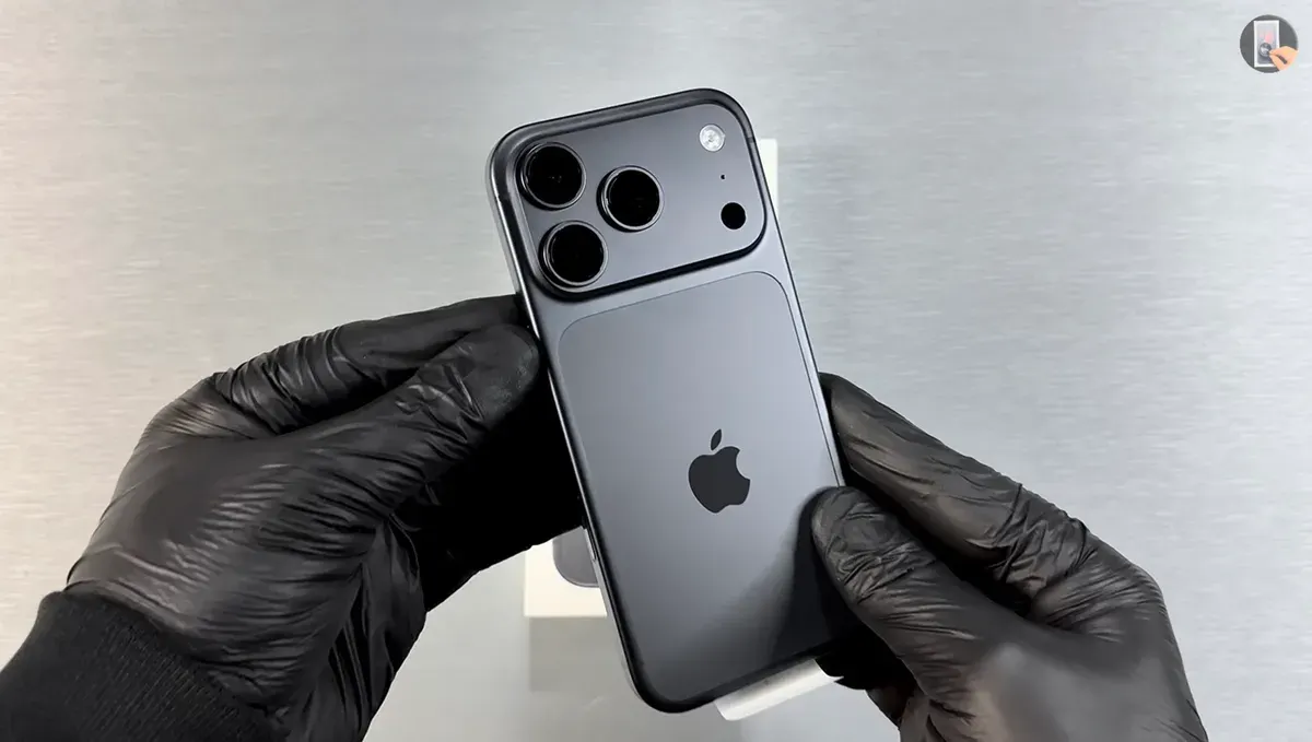 Harga perkiraan iPhone 17 Pro yang akan dirilis di Indonesia (Sumber: X/@anirudh_2103)