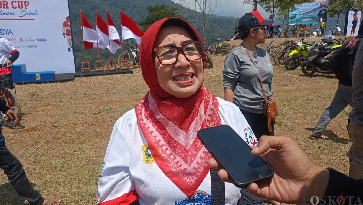 Kadinkes Kabupaten Bogor Fusia Meidiawaty mengatakan pihaknya melakukan inspeksi ke SPPG setelah tiga orang siswa SDN 02 Pasirangin diduga keracunan MBG. (Sumber: Poskota/Giffar Rivana)