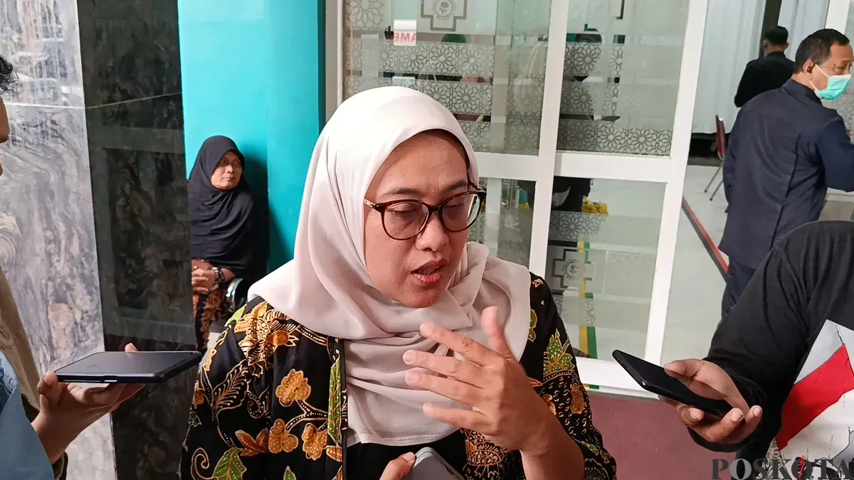 Kepala Dinas Kesehatan Kota Bekasi, Satria Sriwijayanti Anggraini, memberikan keterangan usai menjenguk enam siswa SDN Kota Baru III yang diduga mengalami keracunan makanan di RS Ananda Bekasi. (Sumber: Poskota/Nurpini Aulia Rapika)