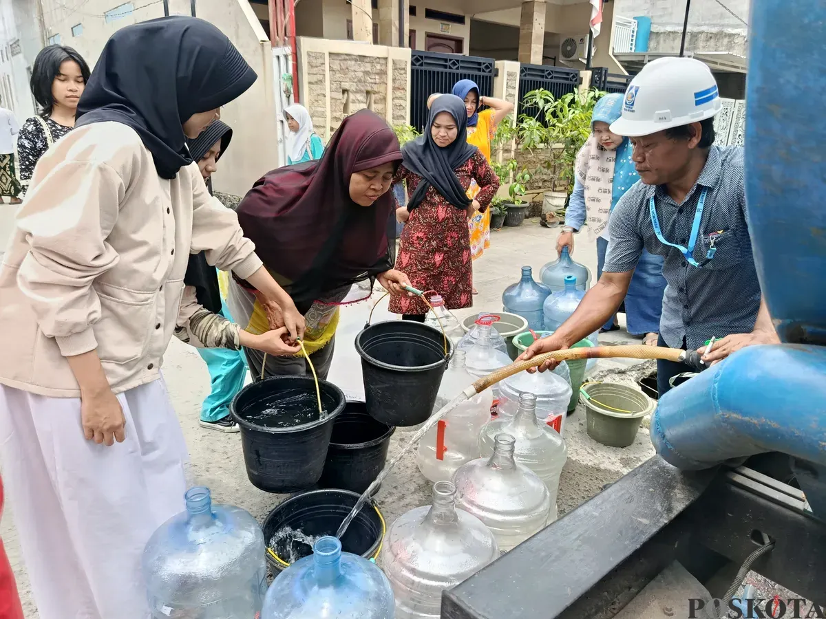 Warga Kavling Alinda Permai, Bekasi Utara, tengah antre mengambil pasokan air bersih dari mobil tangki PDAM Tirta Patriot, Jumat, 3 Oktober 2025. (Sumber: Poskota/Nurpini Aulia Rapika)