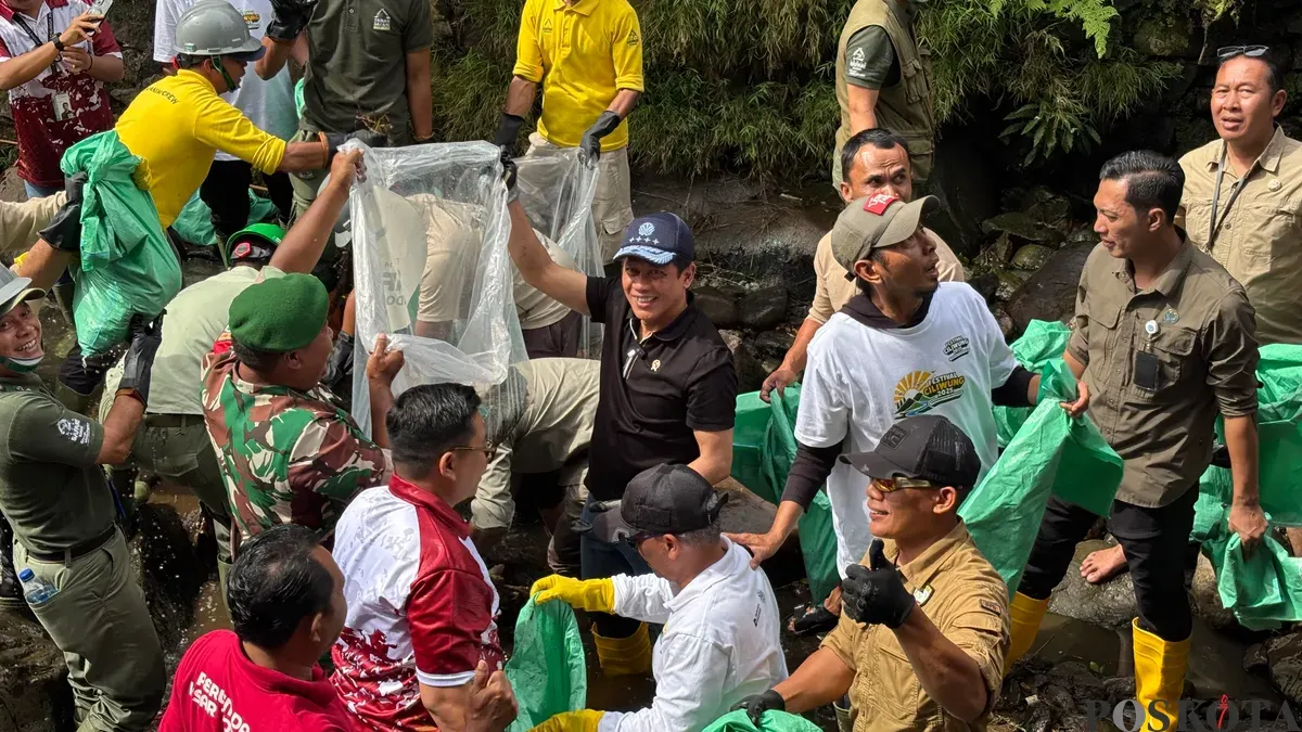 Menteri LH Hanif Faisol Nurofiq bersama warga, siswa sekolah, dan relawan membersihkan hulu sungai ciliwung, Puncak, Kecamatan Cisarua, Kabupaten Bogor, Jumat 3 Oktober 2025. (Sumber: Poskota/Giffar Rivana)