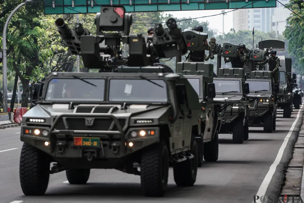 Prajurit TNI berdiri di atas alutsista menuju kawasan Monumen Nasional (Monas), Jakarta, Rabu, 1 Oktober 2025. (Sumber: Poskota/Bilal Nugraha Ginanjar)