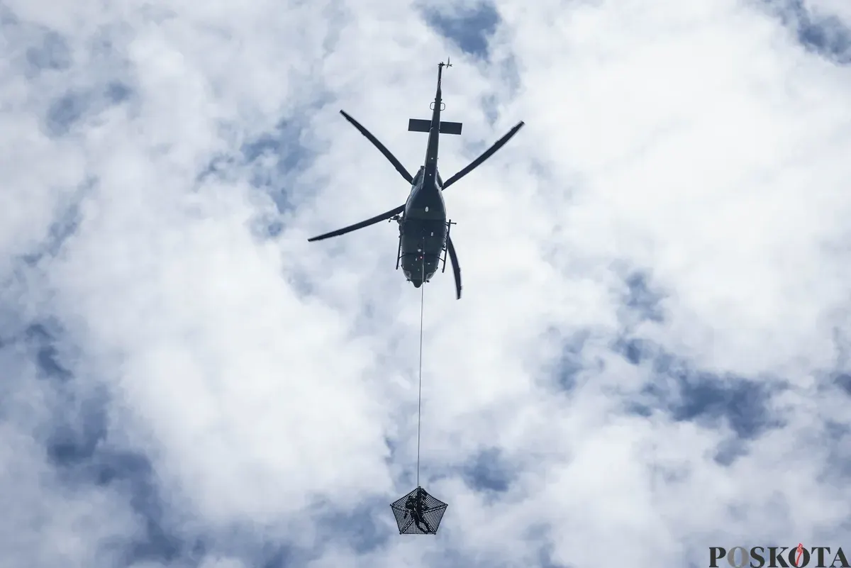 Prajurit TNI berdiri di atas alutsista menuju kawasan Monumen Nasional (Monas), Jakarta, Rabu, 1 Oktober 2025. (Sumber: Poskota/Bilal Nugraha Ginanjar)