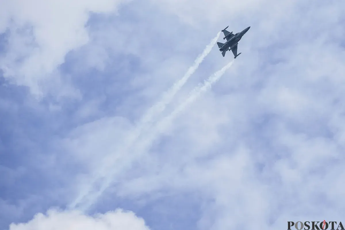 Prajurit TNI berdiri di atas alutsista menuju kawasan Monumen Nasional (Monas), Jakarta, Rabu, 1 Oktober 2025. (Sumber: Poskota/Bilal Nugraha Ginanjar)