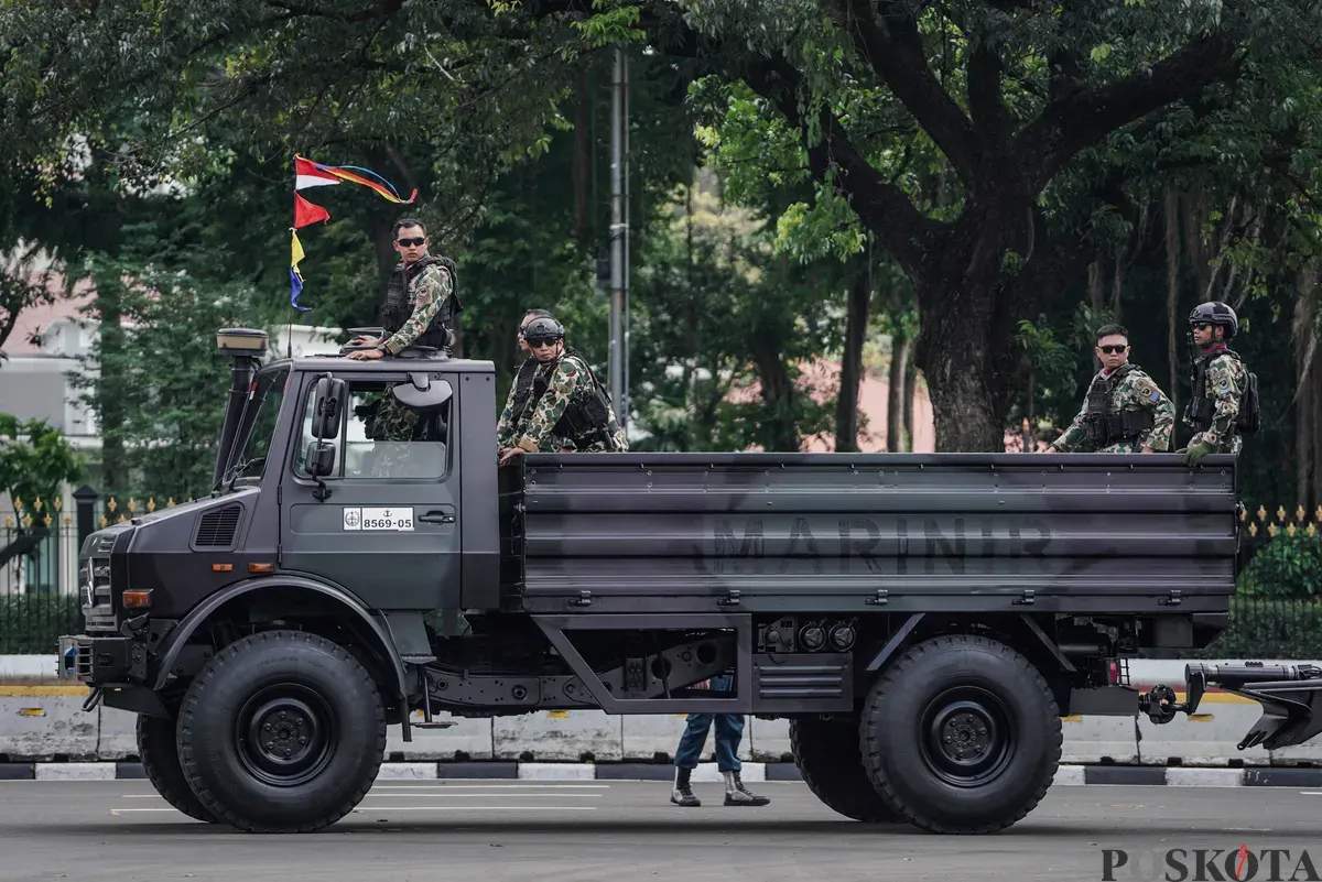 Prajurit TNI berdiri di atas alutsista menuju kawasan Monumen Nasional (Monas), Jakarta, Rabu, 1 Oktober 2025. (Sumber: Poskota/Bilal Nugraha Ginanjar)