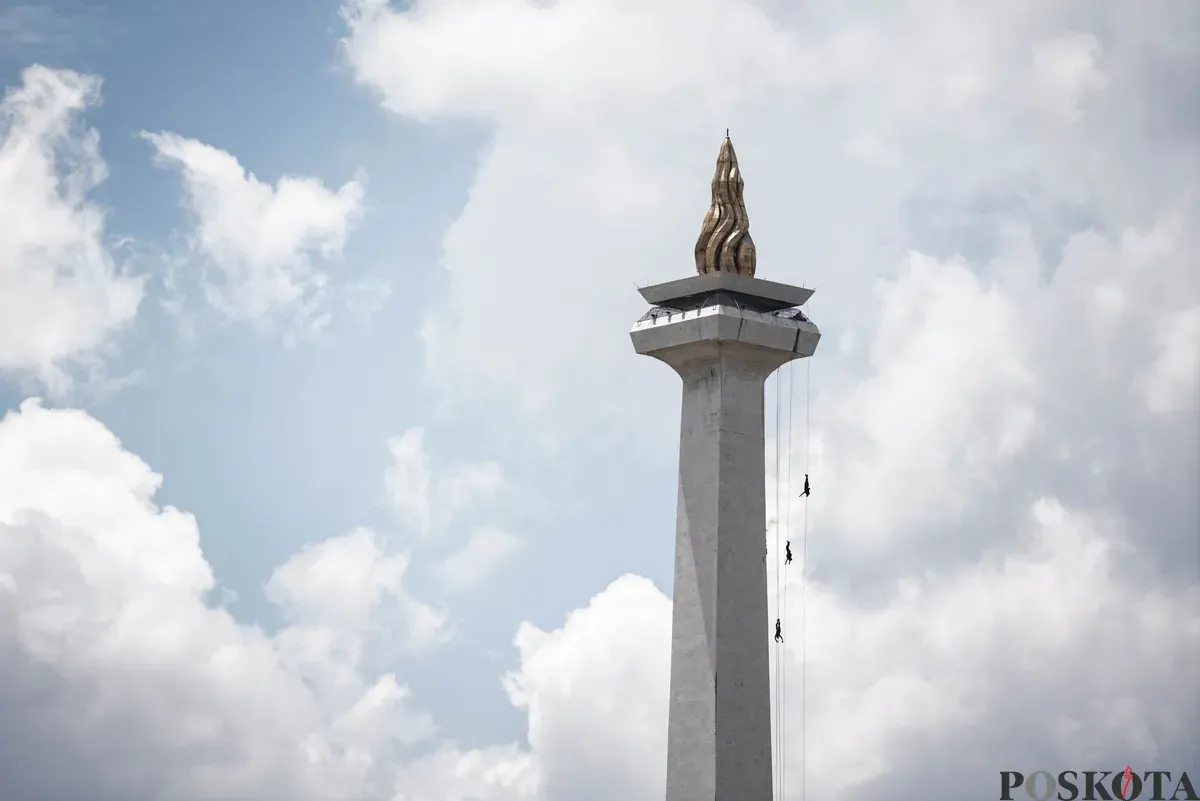 Prajurit TNI berdiri di atas alutsista menuju kawasan Monumen Nasional (Monas), Jakarta, Rabu, 1 Oktober 2025. (Sumber: Poskota/Bilal Nugraha Ginanjar)