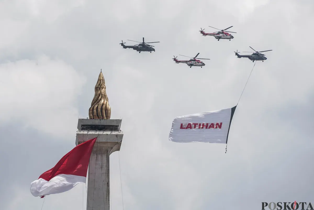 Prajurit TNI berdiri di atas alutsista menuju kawasan Monumen Nasional (Monas), Jakarta, Rabu, 1 Oktober 2025. (Sumber: Poskota/Bilal Nugraha Ginanjar)