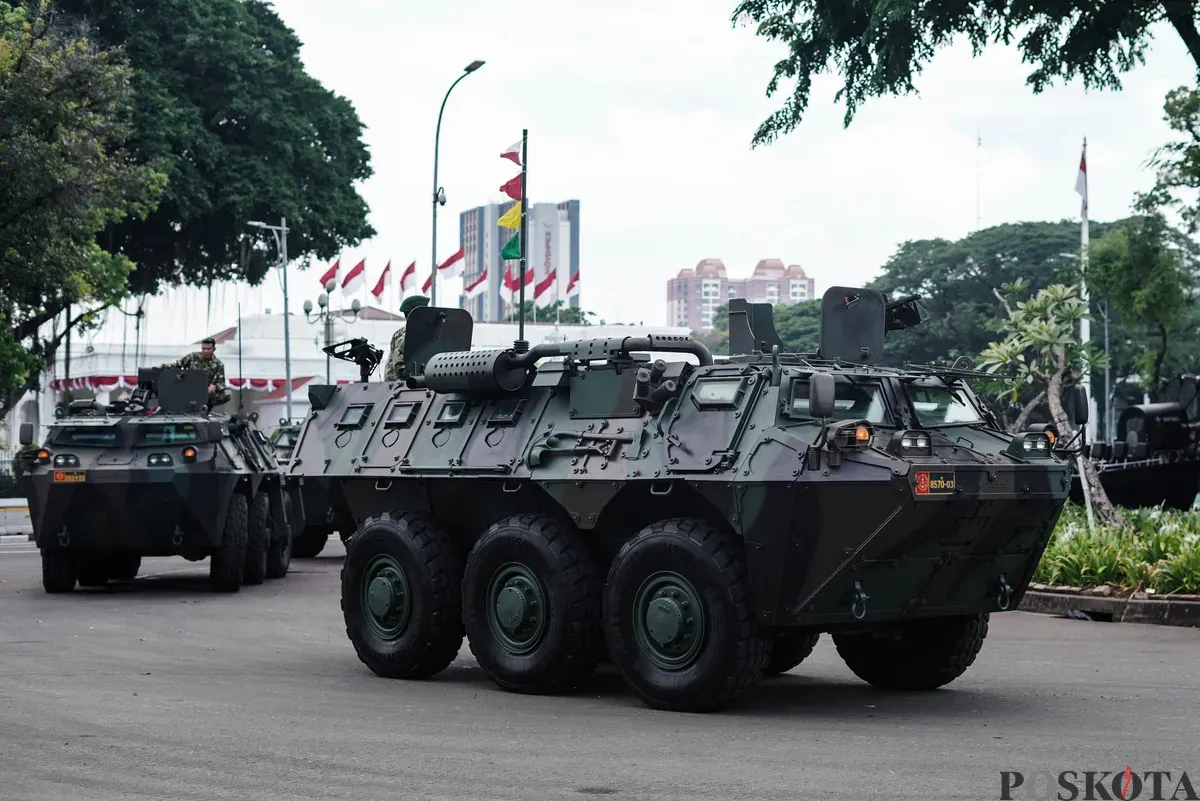 Prajurit TNI berdiri di atas alutsista menuju kawasan Monumen Nasional (Monas), Jakarta, Rabu, 1 Oktober 2025. (Sumber: Poskota/Bilal Nugraha Ginanjar)