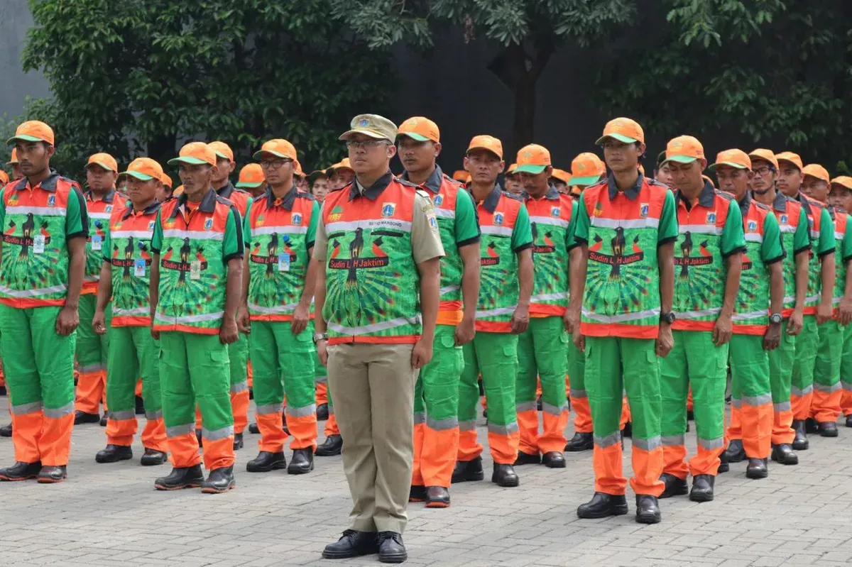 Dinas Lingkungan Hidup (DLH) Jakarta mengerahkan sebanyak 2.100 petugas kebersihan untuk menjaga kebersihan selama perayaan Hari Ulang Tahun (HUT) ke-80 Tentara Nasional Indonesia (TNI). (Sumber: DLH DKI Jakarta)