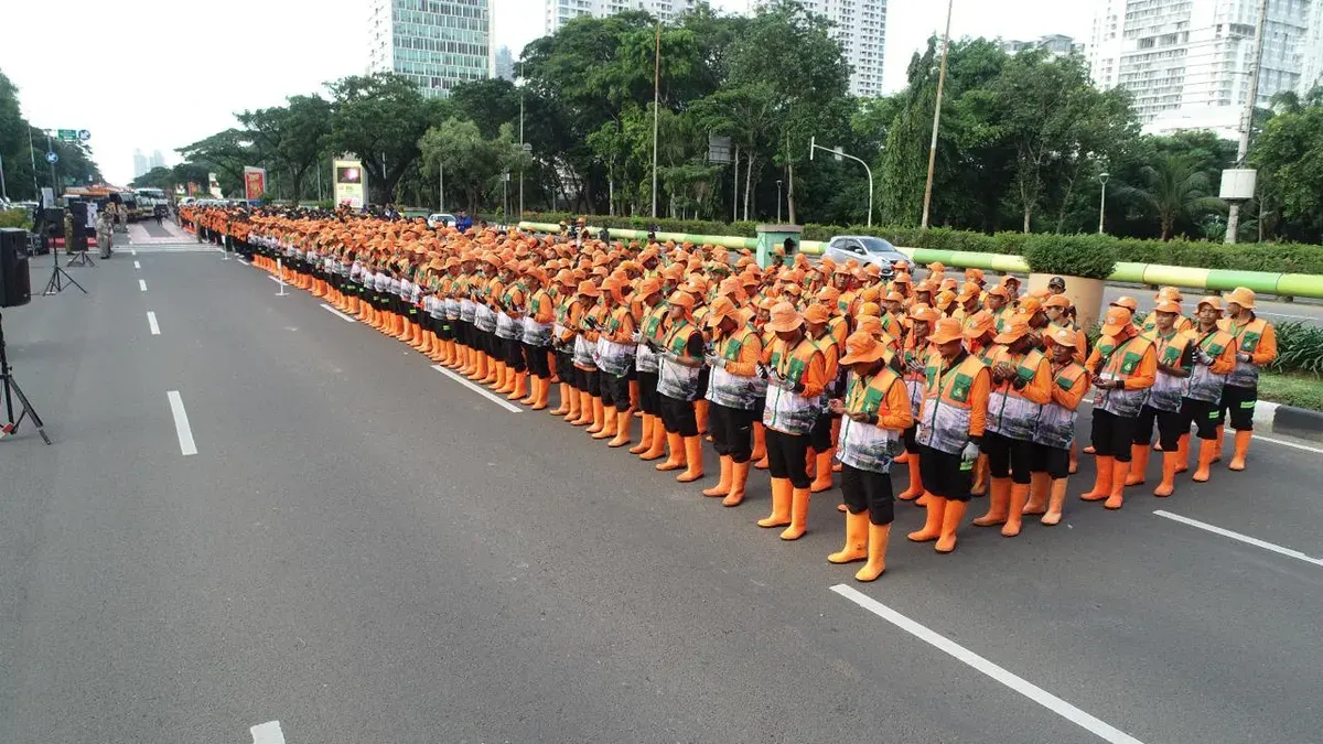 Dinas Lingkungan Hidup (DLH) Jakarta mengerahkan sebanyak 2.100 petugas kebersihan untuk menjaga kebersihan selama perayaan Hari Ulang Tahun (HUT) ke-80 Tentara Nasional Indonesia (TNI). (Sumber: DLH Jakarta)