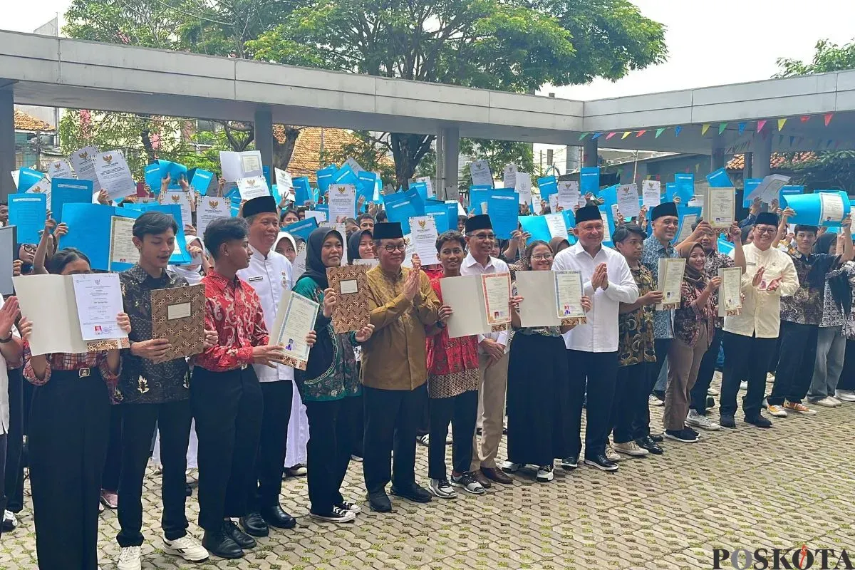 Gubernur Jakarta, Pramono Anung saat melakukan penyerahan pemutihan ijazah di SMP Strada Santo Fransiskus Xaverius 1, Koja, Jakarta Utara, Jumat, 3 Oktober 2025. (Sumber: Poskota/M. Tegar Jihad Al Faruq)