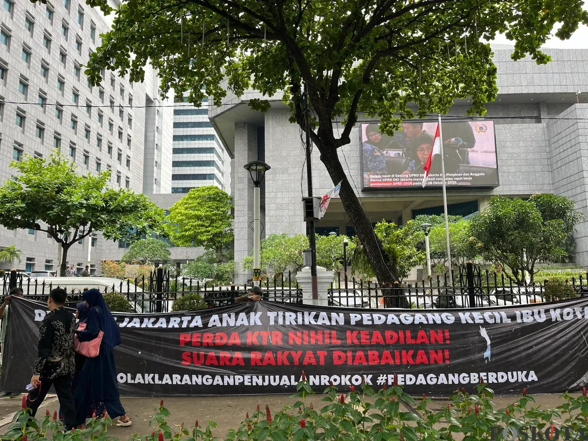 Spanduk penolakan terhadap finalisaai Raperda KTR dibentangkan pedagang di kantor DPRD Jakarta, Jumat, 3 Oktober 2025. (Sumber: Poskota/Pandi Ramedhan)