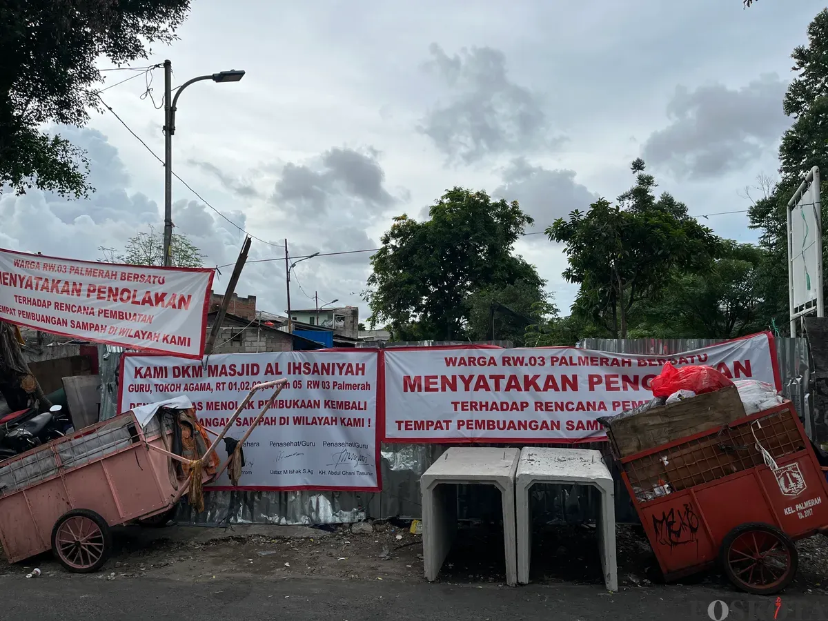 Warga memasang spanduk penolakan pembangunan TPS di RW 03 Palmerah, Jakarta Barat. (Sumber: Poskota/Pandi Ramedhan)