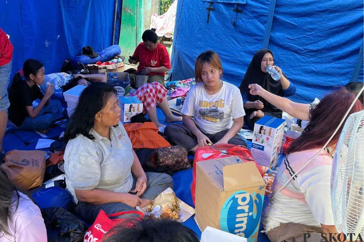 Suasana di lokasi pengungsian kebakaran rumah tinggal di Kelurahan Tangki, Kecamatan Taman Sari, Jakarta Barat, Jumat, 3 Oktober 2025. (Sumber: Poskota/Pandi Ramedhan)