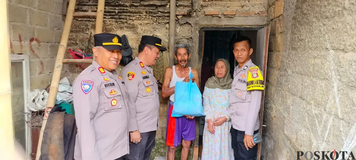Polisi membagikan paket sembako dalam program Jumat Sodahqoh kepada keluarga Maja di rumahnya Desa Kedung Waringun, Kecamatan Bojonggede, Kabupaten Bogor. (Sumber: Poskota/Angga Pahlevi)