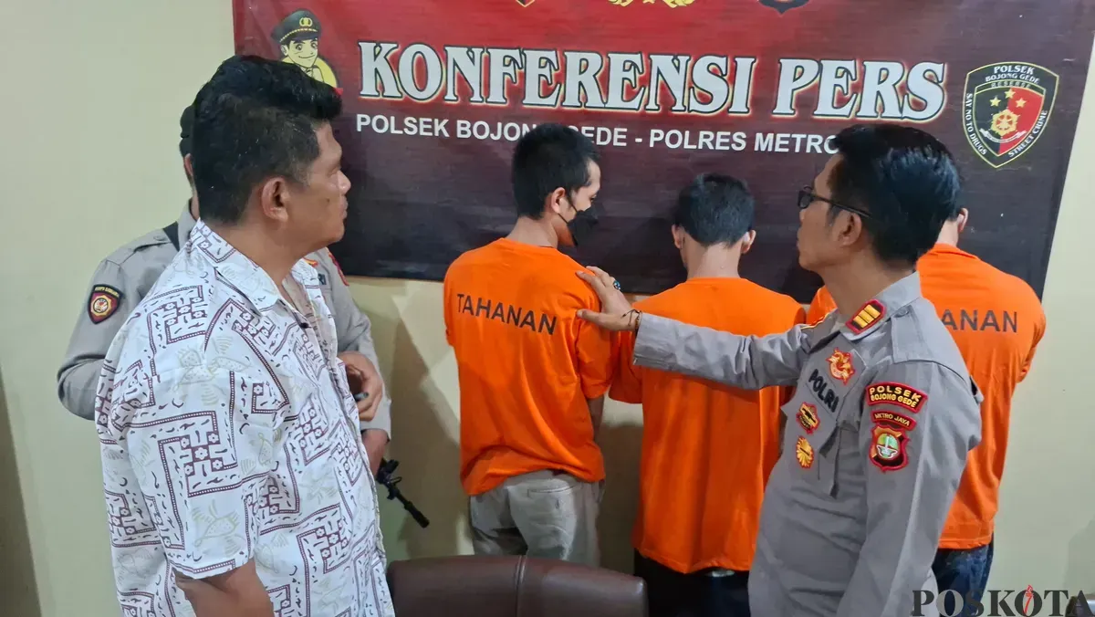 Polisi berhasil menangkap komplotan spesialis pencuri motor yang beberapa di antaranya residivis. Aparat juga mengamankan barang bukti motor curian. (Sumber: Poskota/Angga Pahlevi)