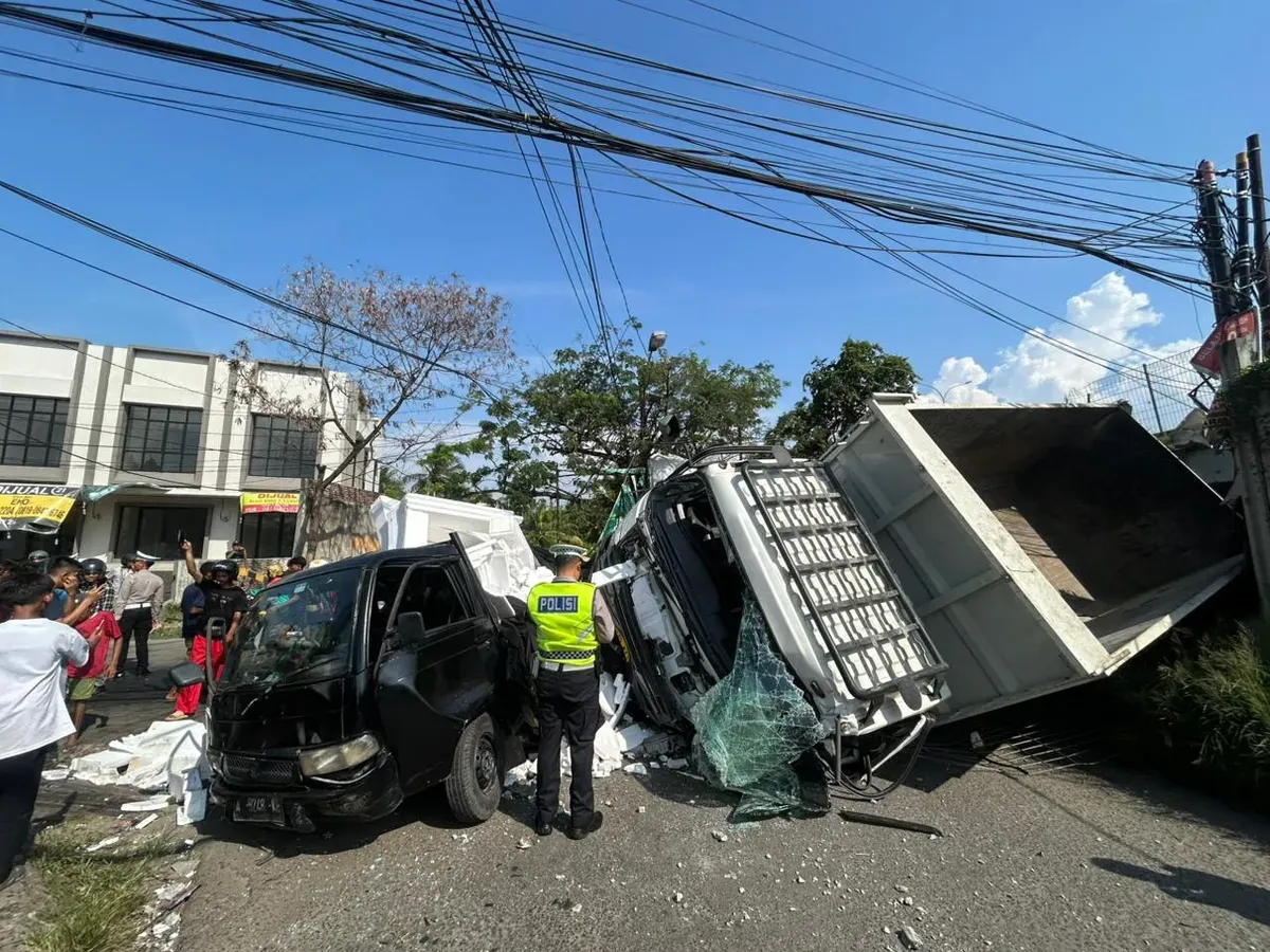 Petugas Unit Gakkum Satlantas Polresta Serang Kota tengah melakukan pendataan di TKP dump truk yang terjun bebas dari atas Tol Tangerang-Merak. (Sumber: Dok. Humas Polresta Serang Kota)
