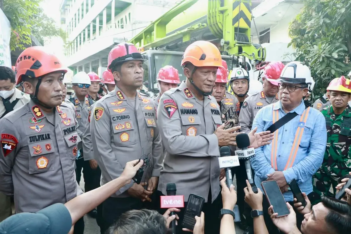 Kapolda Jawa Timur Irjen Nanang Avianto meninjau proses evakuasi korban robohnya bangunan Ponpes Al Khoziny di Buduran, Sidoarjo. (Sumber: Istimewa)