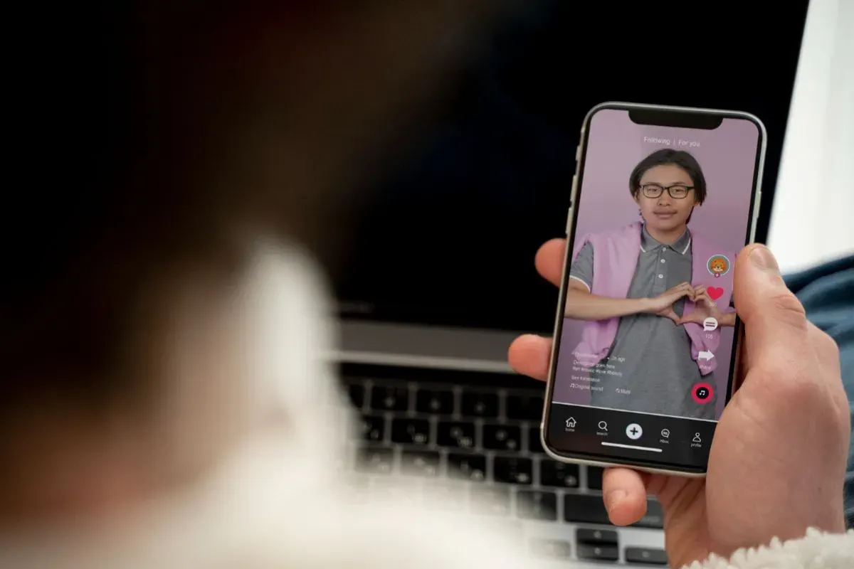 Cek bocoran jam upload FYP TikTok terbaru Oktober 2025. (Sumber: Freepik)