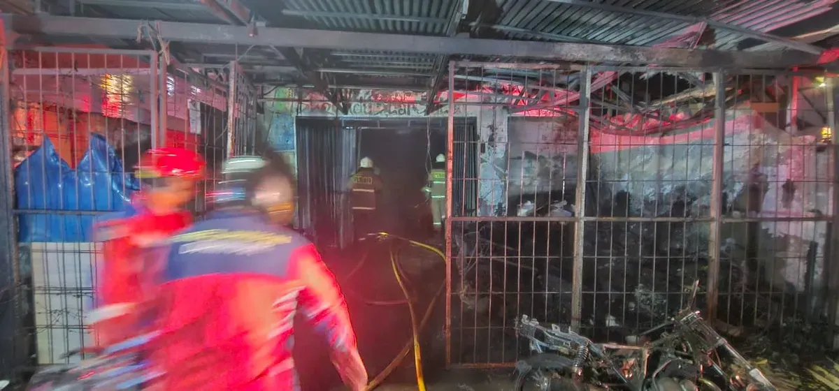 Kebakaran melanda toko furniture di Jalan Haji Kelik, Kelapa Dua, Kebon Jeruk, Jakarta Barat, Sabtu, 4 Oktober 2025. (Sumber: Istimewa)