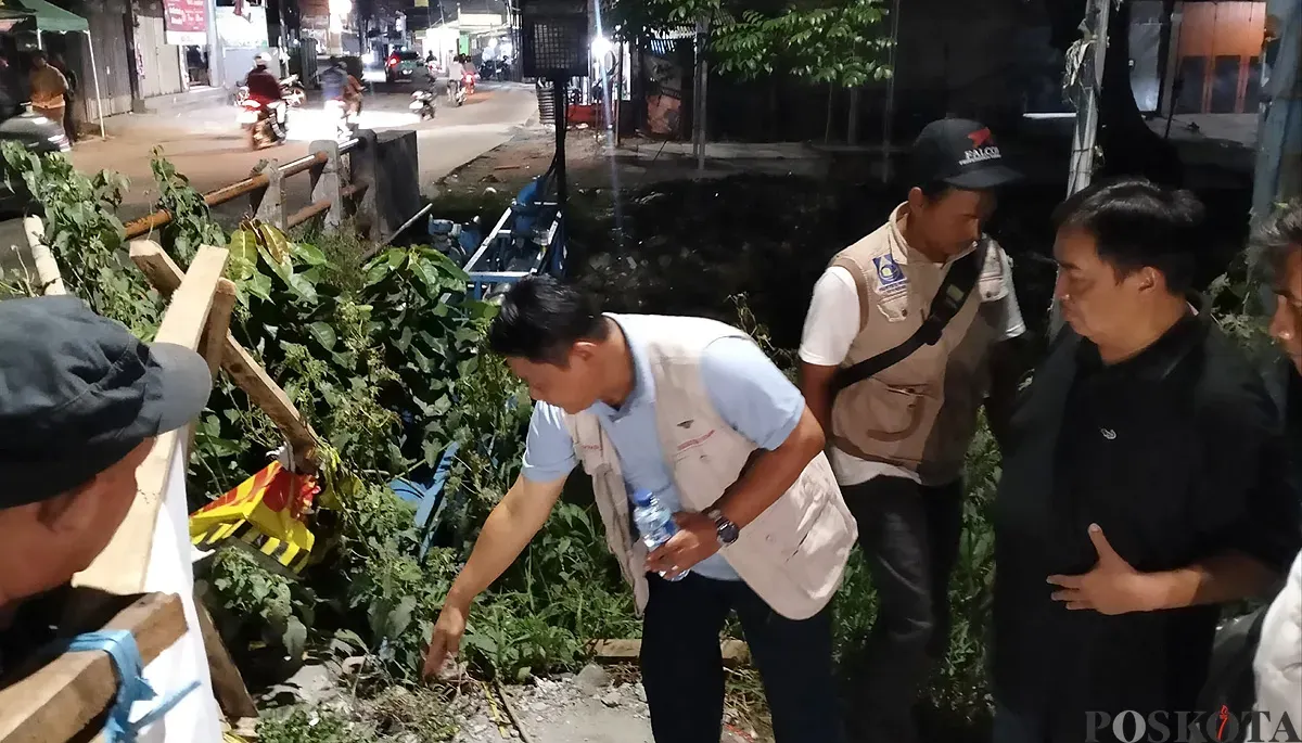 Direktur Utama PDAM Tirta Patriot, Ali Imam Faryadi, meninjau langsung kerusakan valve pada Jumat malam, 3 Oktober 2025. (Sumber: POSKOTA | Foto: Nurpini Aulia Rapika)