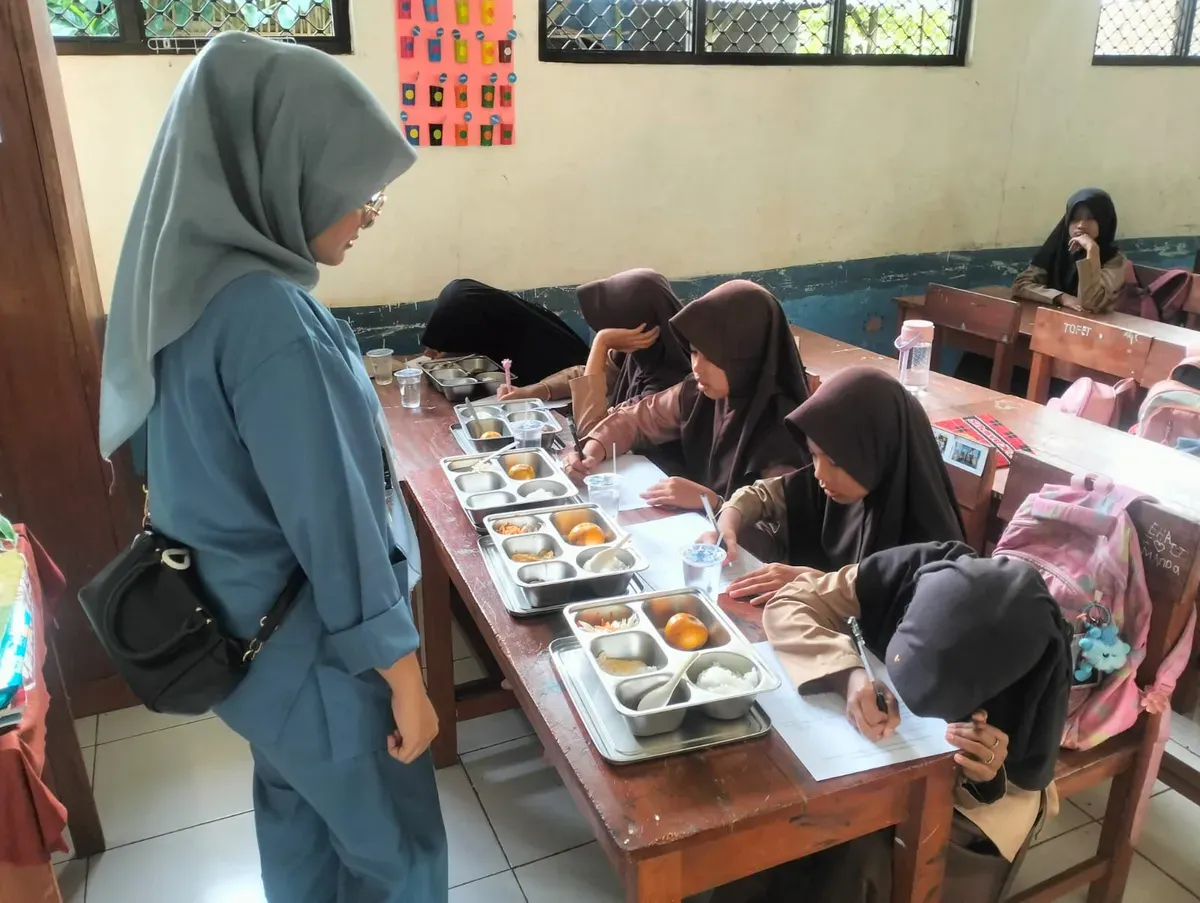 Ahli gizi MBG dari SPPG Pagelaran Sindanglaya 2 saat melakukan uji organoleptik di SDN Senangsari, Kecamatan Pagelaran, Pandeglang. (Sumber: Istimewa)