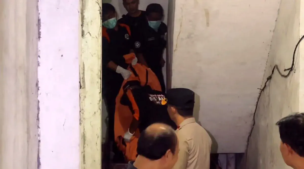 Polisi mengevakuasi jasad pria yang ditemukan tewas dalam kamar kontrakan di Jalan Kembangan Raya, Jakarta Barat pada Jumat sore, 3 Oktober 2025. (Sumber: Istimewa)