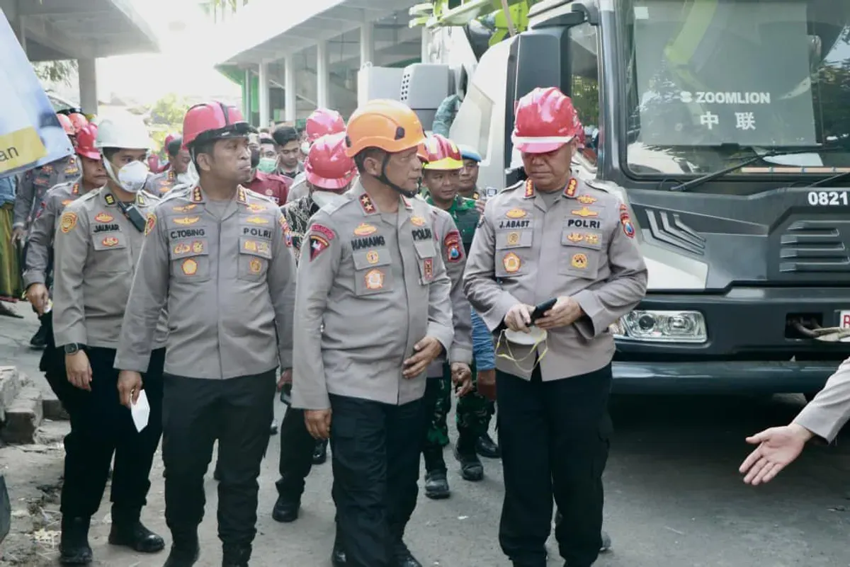 Kapolda Jawa Timur Irjen Nanang Avianto, bersama Pejabat Utama (PJU) Polda Jatim meninjau langsung proses evakuasi korban robohnya bangunan Pondok Pesantren (Ponpes) Al Khoziny, Buduran, Sidoarjo, Jumat, 3 Oktober 2025. (Sumber: Polda Jawa Timur)