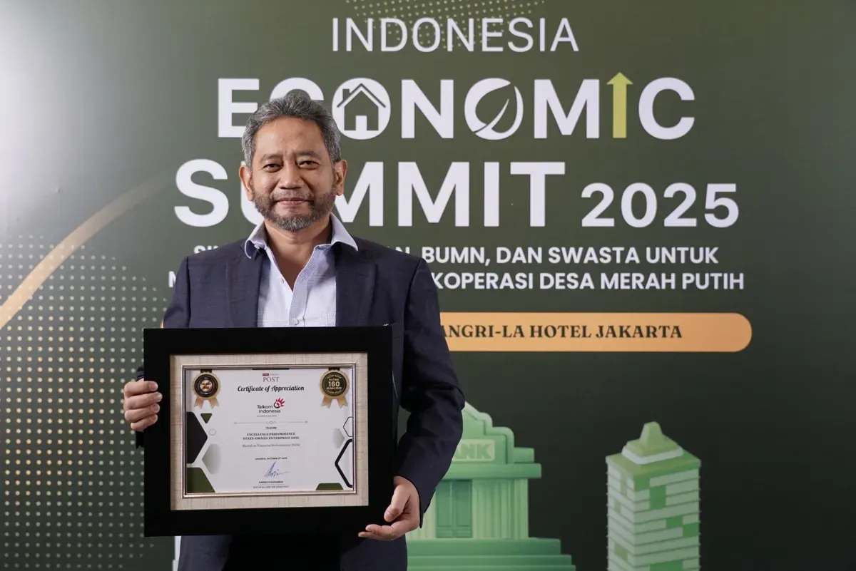 Direktur Strategic Business Development & Portofolio Telkom Seno Soemadji saat menerima penghargaan “The Best State Owned Enterprise (SOE) 2025” di Shangri-La Hotel. (Sumber: Corporate Communication PT Telkom Indonesia (Persero) Tbk)