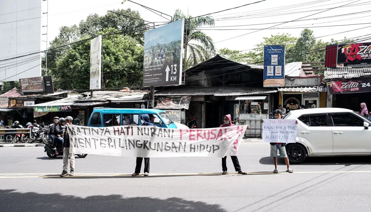 Warga melakukan unjuk rasa terkait banyaknya ekowisata di kawasan Puncak, Bogor, yang ditutup Kementerian LH. (Sumber: Istimewa)