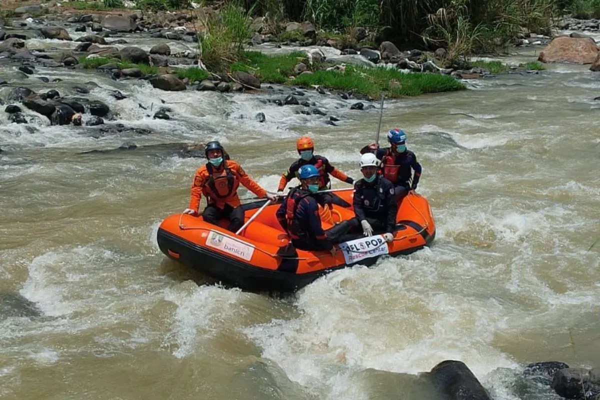 Proses pencarian orang hilang di Sungai Cikaniki, Nanggung, Kabupaten Bogor. (Sumber: Dok. BPBD Kabupaten Bogor)