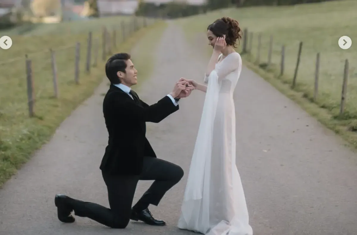 Syifa Hadju dan El Rumi berpose bahagia di Lauterbrunnen, Swiss, usai momen lamaran romantis yang menggetarkan hati jutaan penggemar. (Sumber: Instagram/@syifahadju)