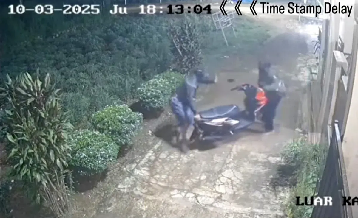Tangkap layar dua kawanan pelaku curanmor menggotong motor curian di Jalan Raya Bomang, Tajurhalang, Bogor. (Sumber: Instagram @lifeatbojonggede)