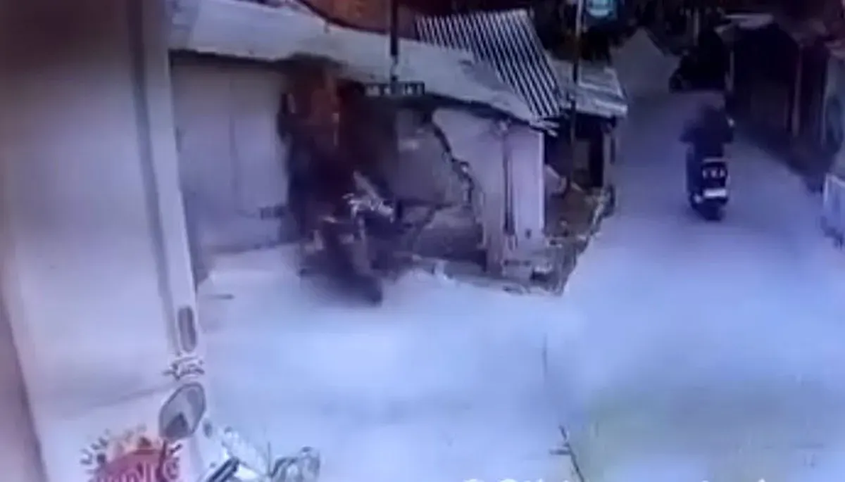 Tangkap layar ibu-ibu yang mengendarai sepeda motor menabrak bangunan warung milik warga di Sukaraja, Bogor.