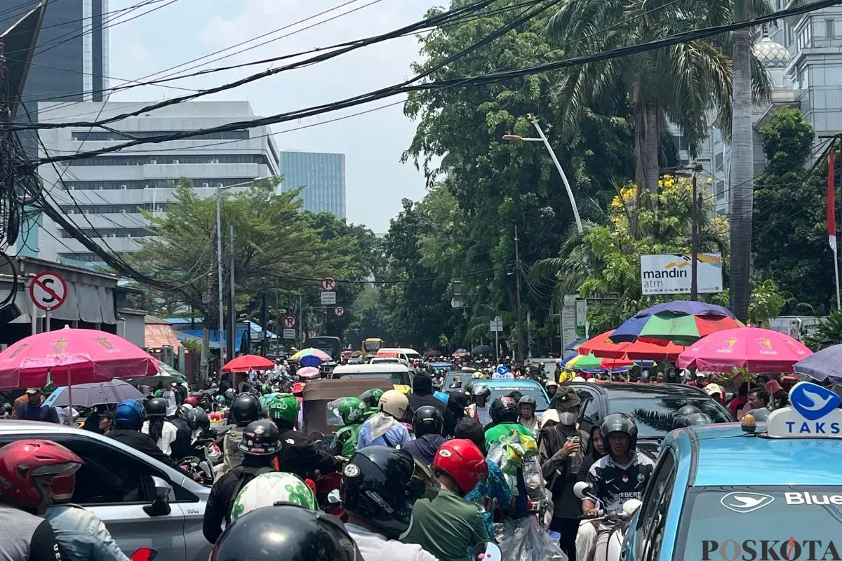 Situasi lalu lintas di Jalan Abdul Muis arah kawasan Monas, Gambir, Jakarta Pusat, macet total, Minggu, 5 Oktober 2025. (Sumber: Poskota/Pandi Ramedhan)