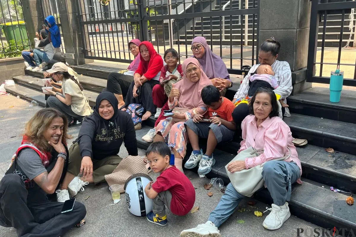 Masyarakat beristirahat di Jalan Budi Kemuliaan arah Monas, Gambir, Jakarta Pusat, Minggu, 5 Oktober 2025. (Sumber: Poskota/Pandi Ramedhan)