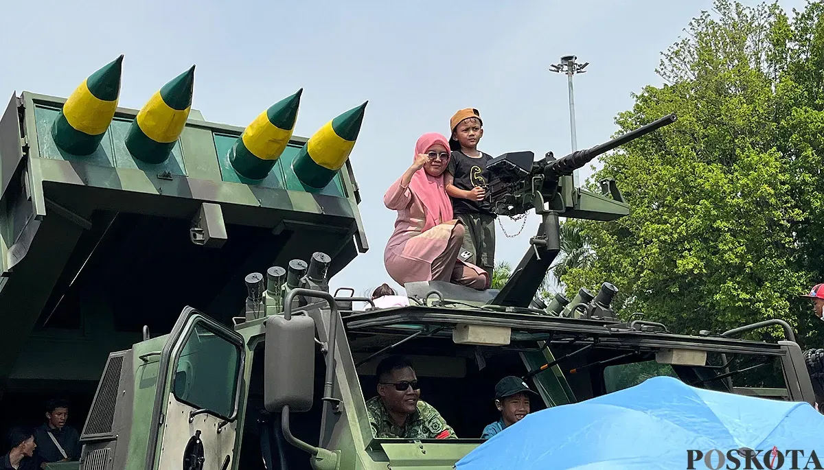 Antusiasme anak-anak menaiki mobil Panser hingga peluncur roket Astros II MK 6 di Monas, Jakarta Pusat pada Minggu, 5 Oktober 2025. (Sumber: POSKOTA | Foto: M Tegar Jihad)