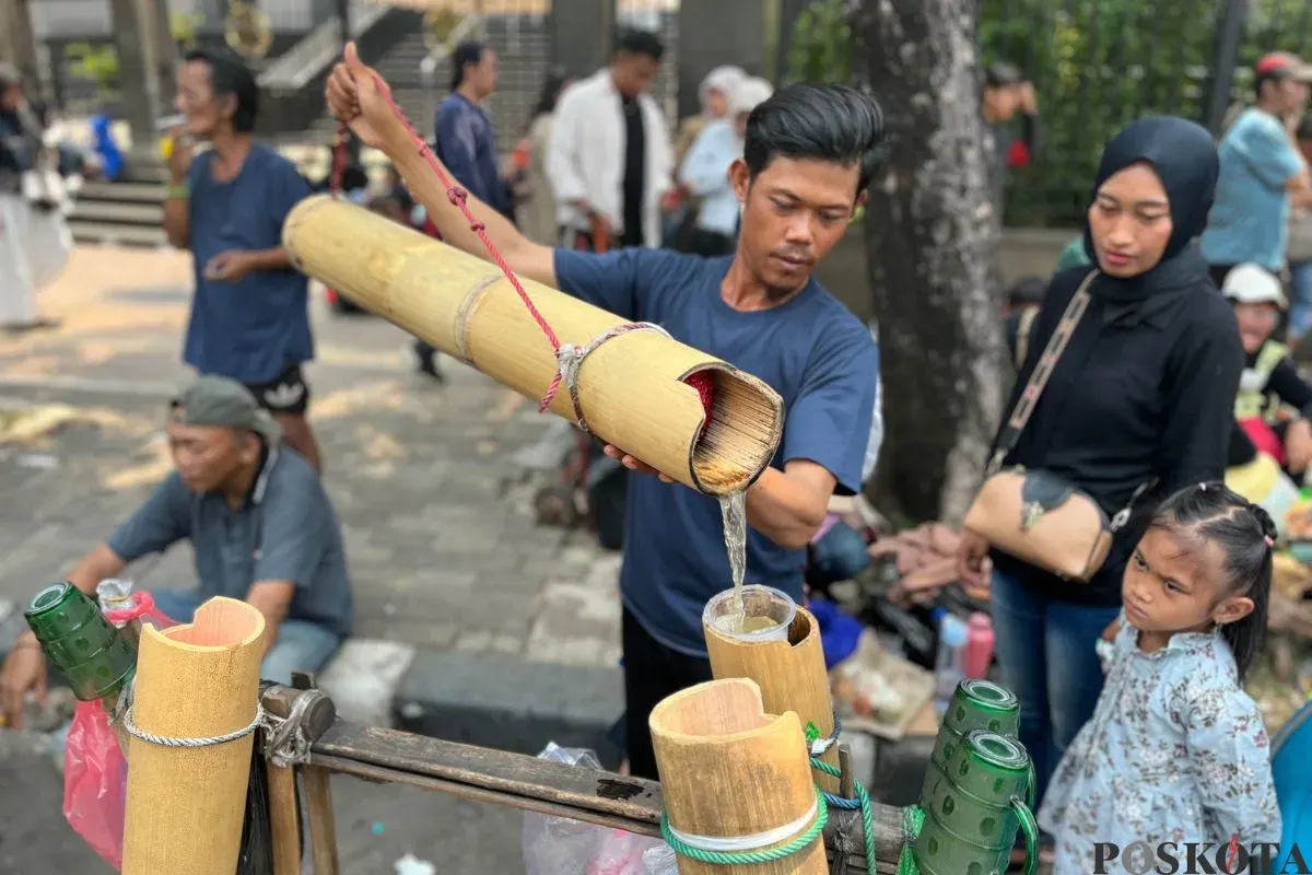 Acep, 31 tahun, pedagang tuak aren di Jalan Budi Kemuliaan arah Monas, Gambir Jakarta Pusat, Minggu, 5 Oktober 2025. (Sumber: Poskota/Pandi Ramedhan)