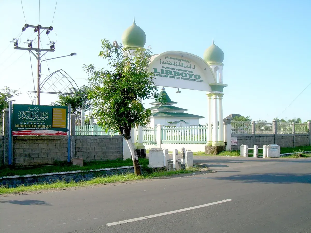 Jagat media sosial tengah diramaikan oleh beredarnya video ratusan santri ikut mengecor gedung bertingkat yang diduga diambil di kawasan Pondok Pesantren (Ponpes) Lirboyo, Kediri, Jawa Timur. (Sumber: Lirboyonet)