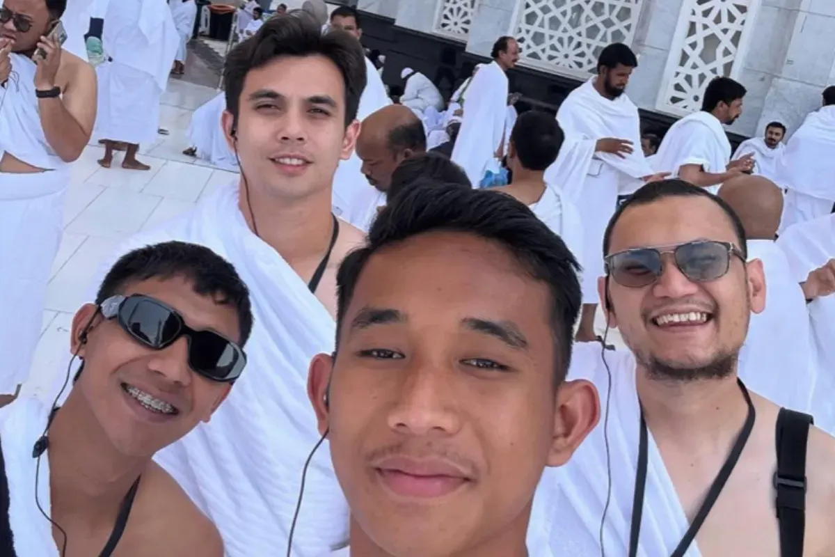 Potret pemain Timnas Indonesia, Rizky Ridho hingga Beckham Putra melakukan umroh jelang pertandingan melawan Arab Saudi di Kualifikasi Piala Dunia 2026. (Sumber: Instagram/rizkyridhoramadhani)