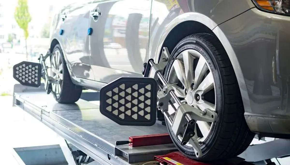 Ilustrasi, pengertian spooring dan balancing, perbedaannya, serta fungsi pentingnya. (Sumber: AstraOtoParts)
