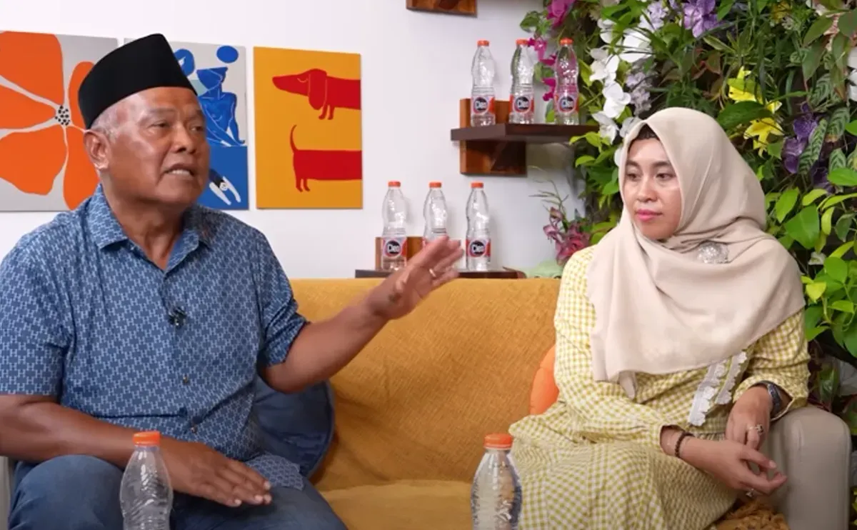 Imam Muslimin atau Yai Mim, eks dosen UIN Malang, terlibat konflik berkepanjangan dengan tetangganya, Nurul Sahara, terkait lahan parkir yang berujung ke ranah hukum. (Sumber: YouTube/Curhat Bang Denny Sumargo)