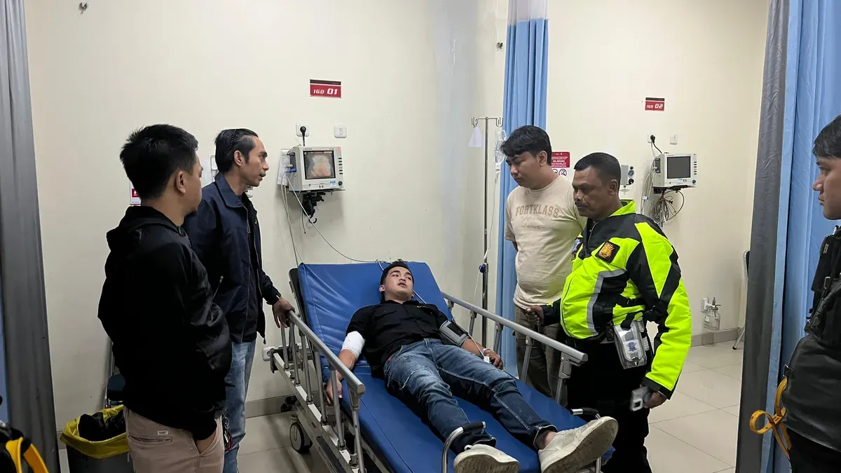 Anggota Polri yang dibacok gengster di Jalan Arzimar, Kecamatan Bogor Utara, Kota Bogor, dibawa ke RS PMI. (Sumber: Polsek Bogor Utara)