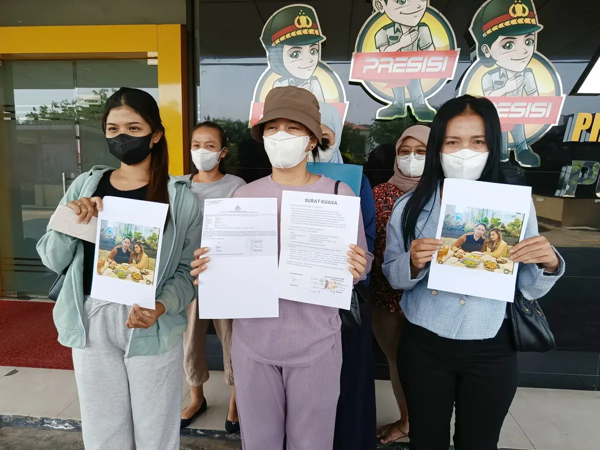 Sejumlah perempuan yang mengaku menjadi korban dugaan investasi bodong berkedok bisnis kosmetik mendatangi Polres Metro Bekasi Kota, Sabtu 4 Oktober 2025. (Sumber: Istimewa)