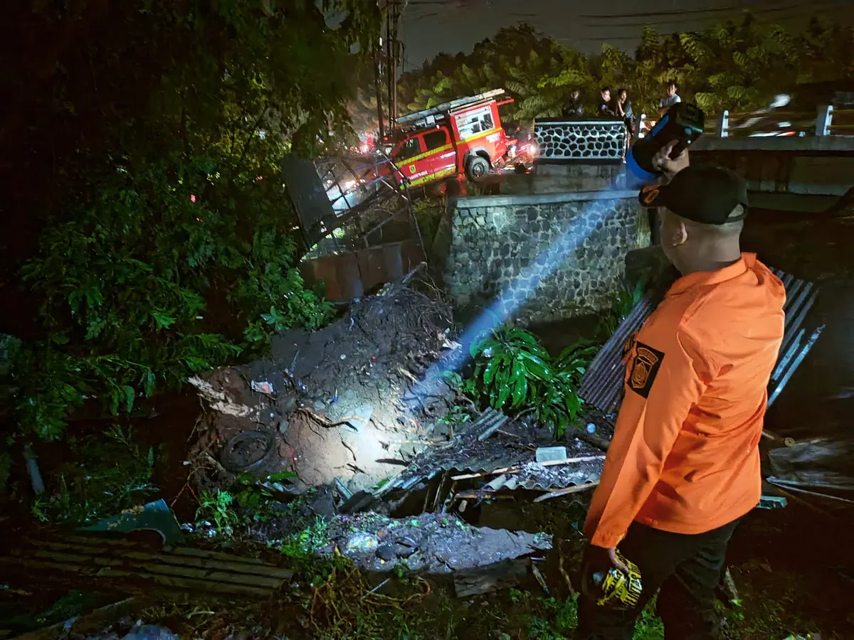 BPBD meninjau tanah longsor dan pohon tumbang di kawasan Ciseeng, Kabupaten Bogor. (Sumber: BPBD Kabupaten Bogor)