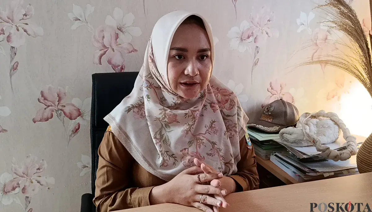 Lurah Aren Jaya, Pra Fitria Angelia, saat ditemui di kantor kelurahan, Senin 9 Oktober 2025. (Sumber: POSKOTA | Foto: Nurpini Aulia Rapika)