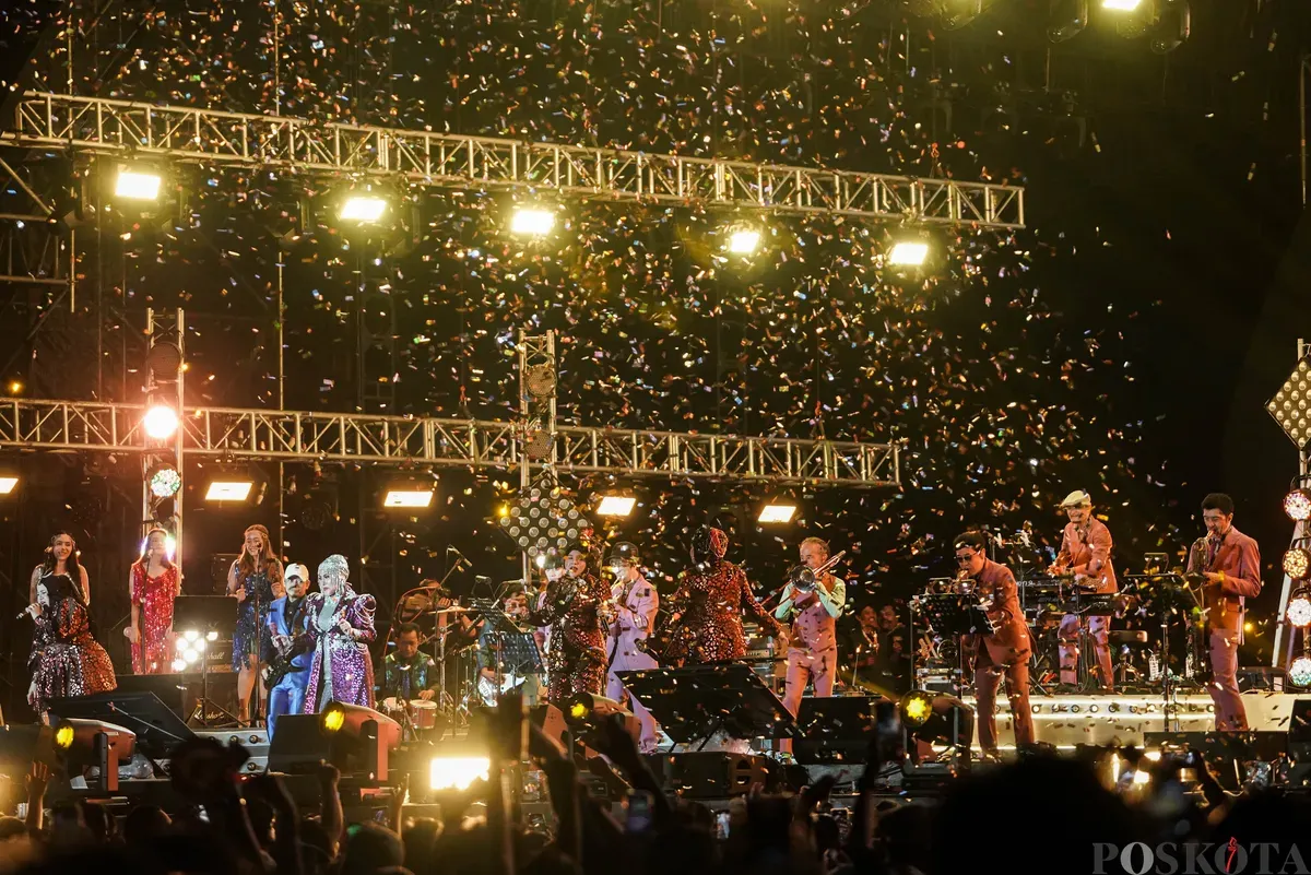 Penampilan grup musik Tokyo Ska Paradise Orchestra bersama Elvy Sukaesih dalam Synchronize Fest 2025 di Gambir Expo Kemayoran, Jakarta, Minggu, 5 Oktober 2025. (Sumber: Poskota/Bilal Nugraha Ginanjar)
